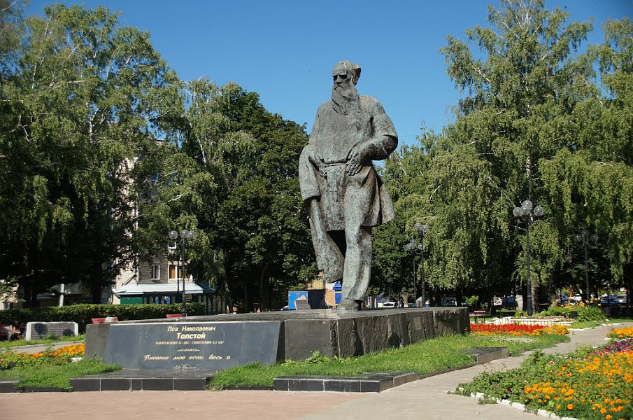Памятник Л.Н. Толстому фото 1