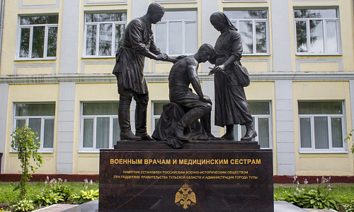 Памятник  «Подвиг врачей и медсестер  в годы Великой  Отечественной войны» фото