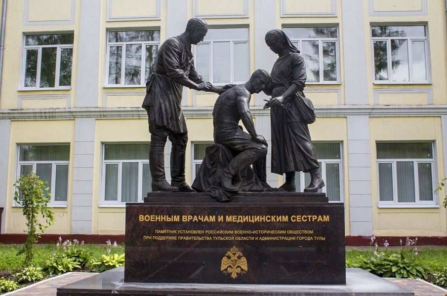 Памятник  «Подвиг врачей и медсестер  в годы Великой  Отечественной войны» фото 1