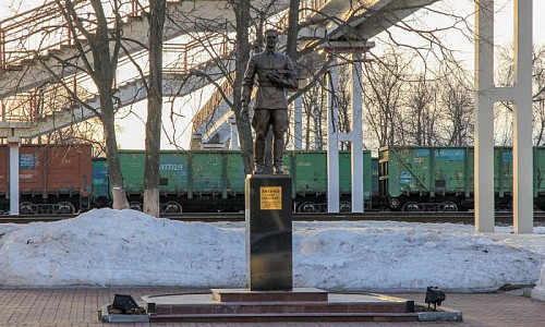 Памятник И.А. Лихачеву фото