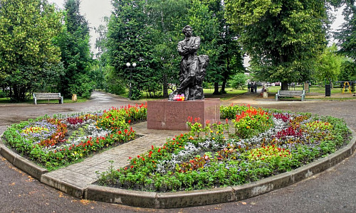 Памятник А.С. Пушкину г. Новомосковск фото