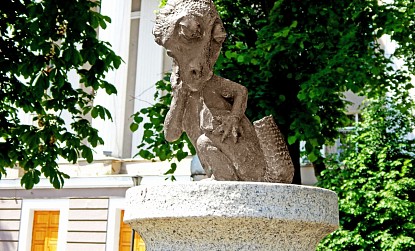 Памятник Хвосту фото