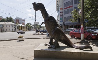 Памятник Динозавру