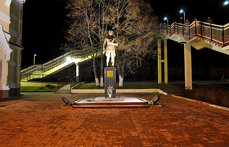 Памятник И.А. Лихачеву фото 2