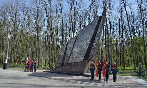 Монумент «Бессмертный полк» фото