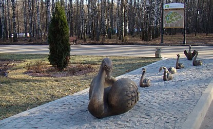 Скульптурная композиция «Лебединое озеро» фото