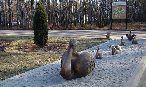 Скульптурная композиция «Лебединое озеро» фото